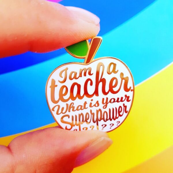 studioi-nktvis-i-am-a-teacher-pin