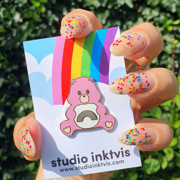 studio-inktvis-pin-care-bear-pink-sending-rainbows